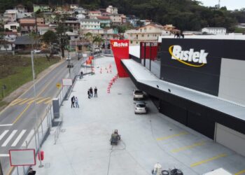 Bistek inaugura loja no bairro Forquilhinha, em São José