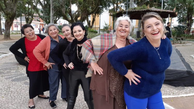 Exposição fotográfica eleva autoestima de mulheres que venceram ou estão na luta contra o câncer