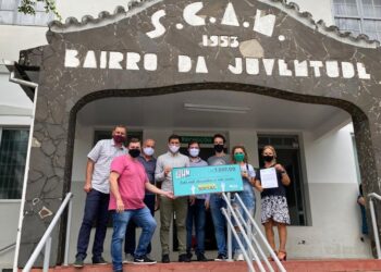 Ação solidária promovida pela Lohn Bier e Bistek Supermercados repassa cheque para instituição beneficente