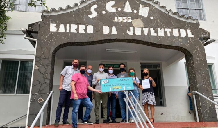 Ação solidária promovida pela Lohn Bier e Bistek Supermercados repassa cheque para instituição beneficente