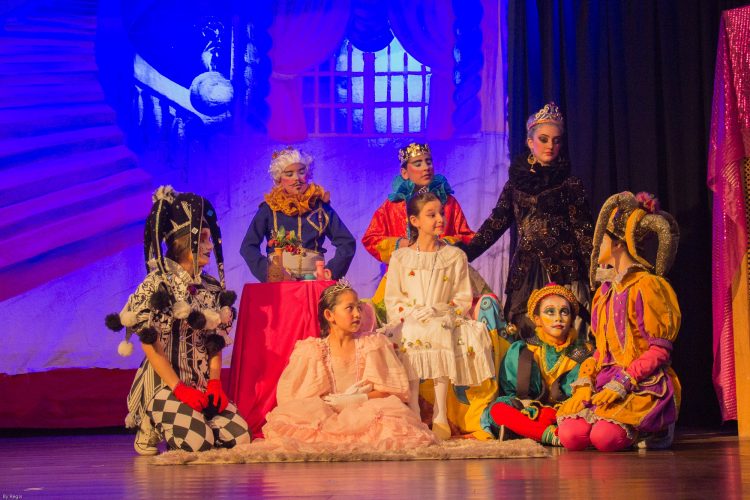 Apresentações das Oficinas do Teatro Adolpho Mello seguem até novembro