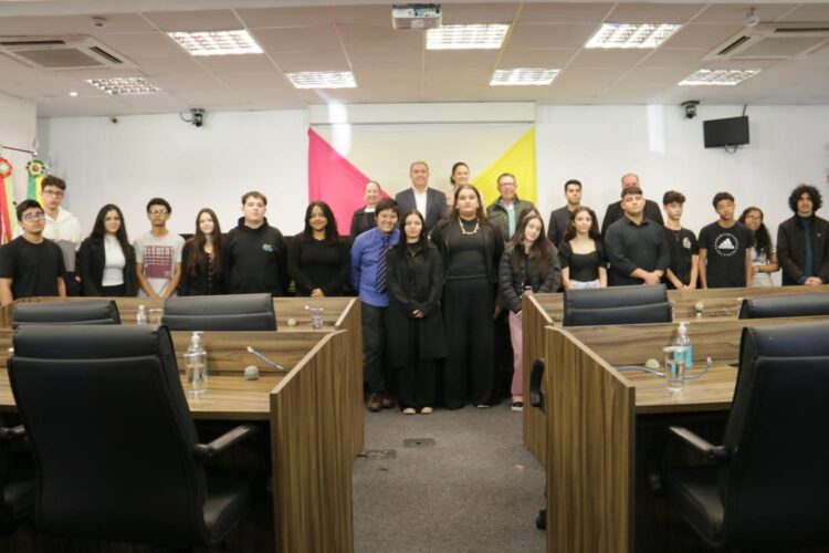 Câmara Municipal de São José empossa Parlamento Jovem
