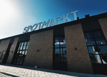 Voltado para a Avenida Beira-Mar, novo food hall em São José inaugura neste sábado