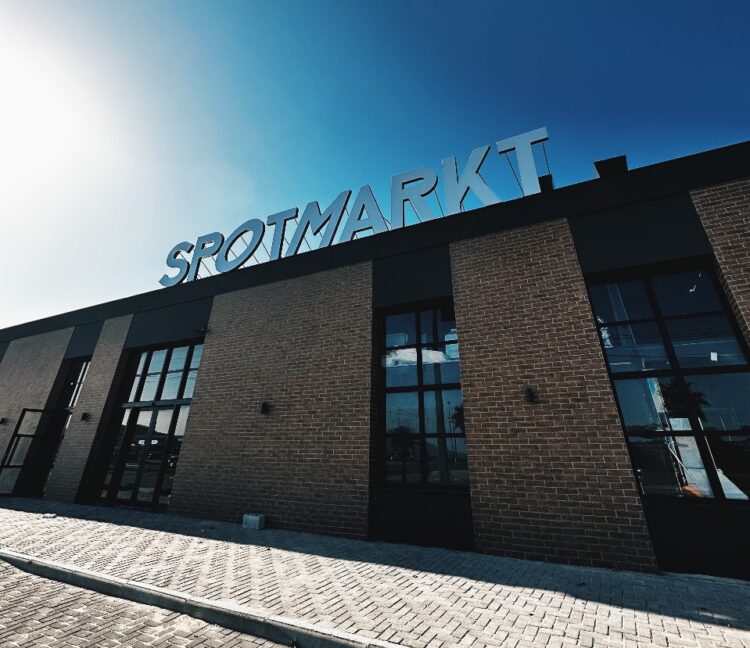 Voltado para a Avenida Beira-Mar, novo food hall em São José inaugura neste sábado