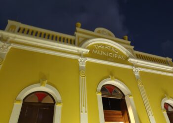 Escola de Samba Jardim das Palmeiras leva Theatro Adolpho Mello para desfile de Carnaval