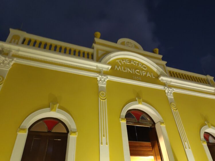 Escola de Samba Jardim das Palmeiras leva Theatro Adolpho Mello para desfile de Carnaval